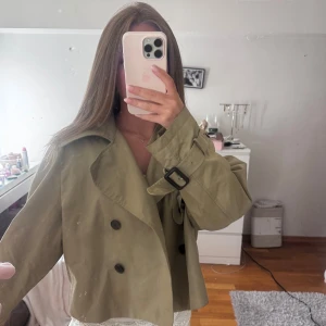 Trenchcoat  - Bra skick, storlek L men passar perfekt på mig som bär xs/s! 🥰