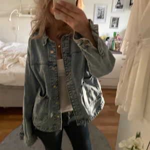  ljusblå jeansjacka - Säljer en oversized ljusblå jeansjacka med stora fickor framtill och snygga metallknappar. Supersnygg och lätt att styla, inga defekter 🙌🙌