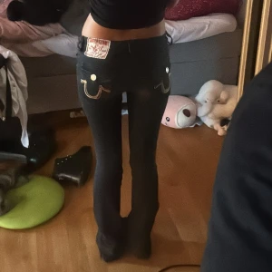 True religion jeans  - Svarta true religion byxor som är sydda till bootcut. 