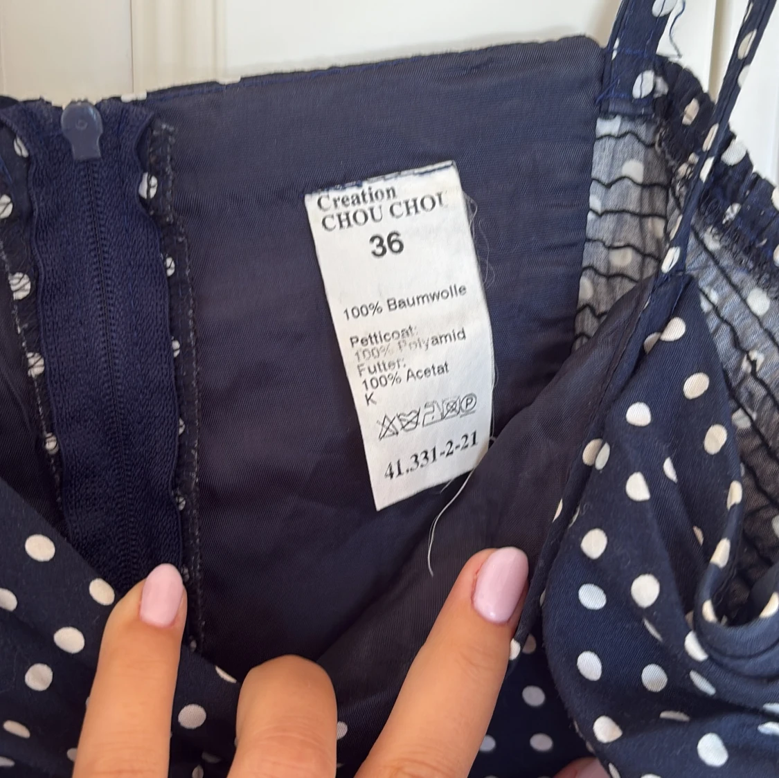 Mörkblå prickig klänning - 4