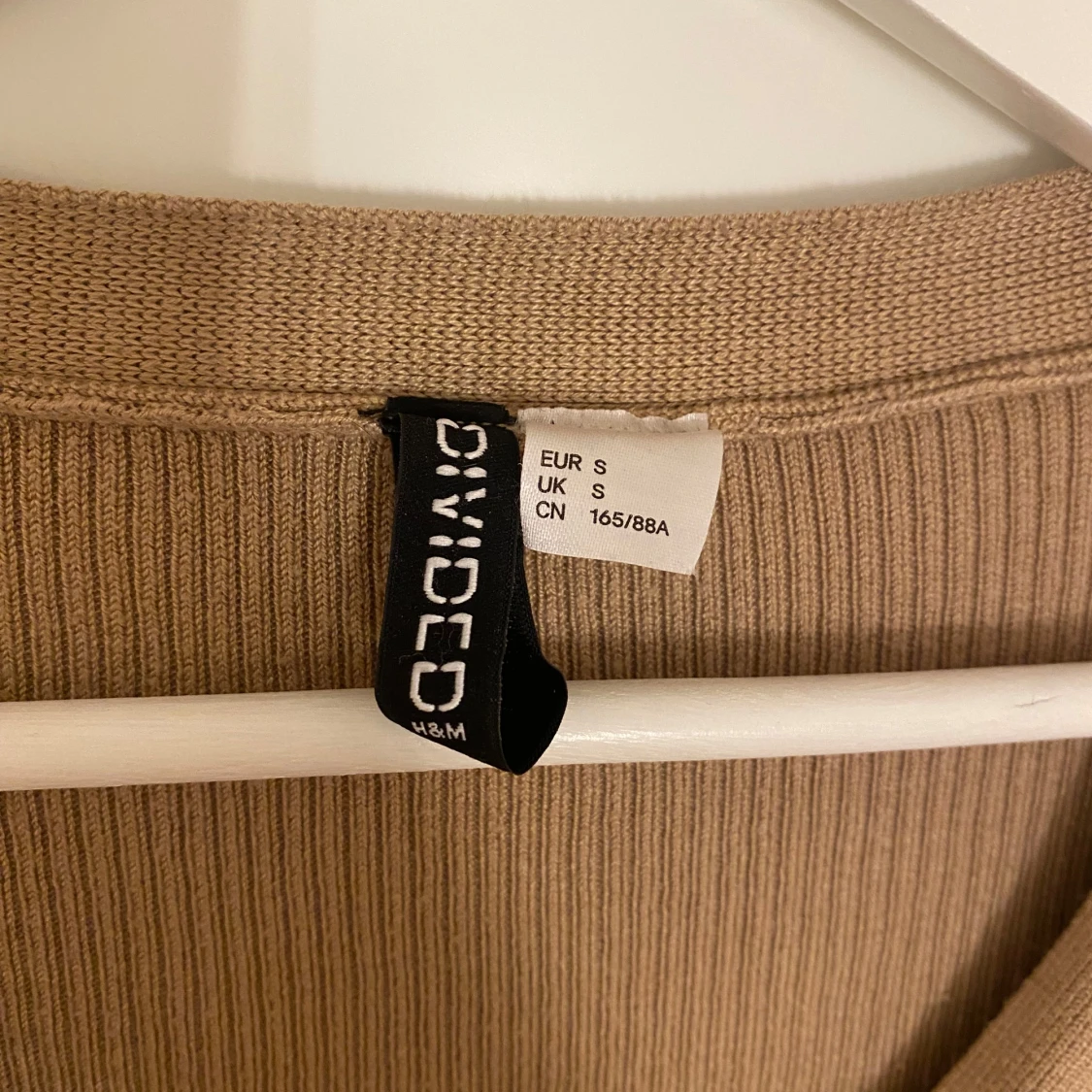 Beige ribbad kofta från H&M Divided - 1