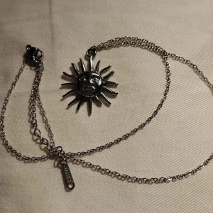Halsband Sol - Ett silverfärgat halsband med en sol, i rostfritt stål. 40+5 cm justerbart. Helt nytt! Jättefint. 