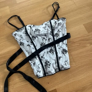 Korsett - Vacker korsett🖤med knytning🖤 xs/s 🖤FINNS INGEN LIKNANDE!