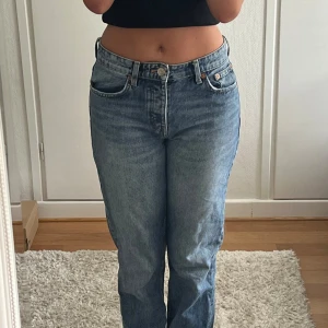 Blå raka jeans från Zara, mid-rise - Snygga ljusblå jeans från Zara i rak modell med medelhög midja. Perfekta till hösten och vintern. 