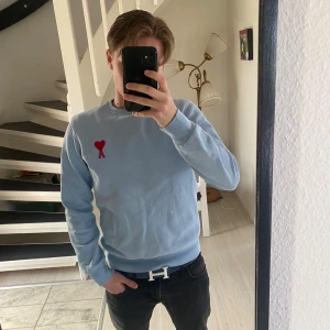 Ljusblå sweatshirt från Ami Paris - Säljer en ljusblå sweatshirt från ami Paris. Skicket är nästintill sprillans nytt. Det finns inga defekter på tröjan. Ställ gärna frågor