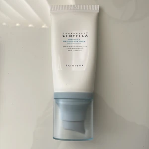 SKIN1004 Centella Sun Serum SPF50+ - Koreansk Hyalu-Cica Water-Fit Sun Serum med SPF50+ PA++++. Lätt, återfuktande solserum med pump. Ordinariepris: 231kr