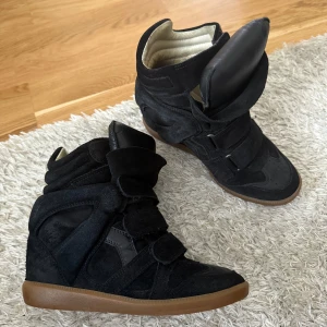 Isabel Marant skor - Svarta wedge sneakers från Isabel Marant. Säljer mina älsklingsskor då de inte kommer till så mycket användning 🥹tyvärr så har jag inte dustbag eller box då jag köpte dom för längesen. De är inte använda mycket och är i superfint skick, nästan som nya. Skriv gärna för fler bilder