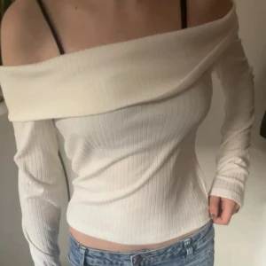 Offshoulder tröja - Säljer en ljusvit ribbad offshoulder topp från H&M, som endast är testad! 💘
