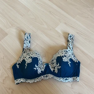Intimissimi bh - Supersnygg mörkblå bh från intimissimi med vit spets och blommiga detaljer. 