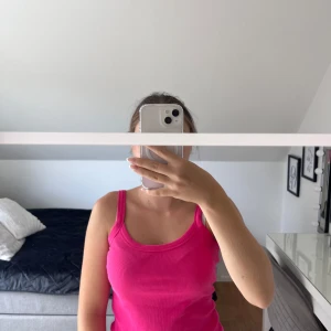 Rosa ribbad linne i XS från Vero Moda - Pris går att diskutera !!