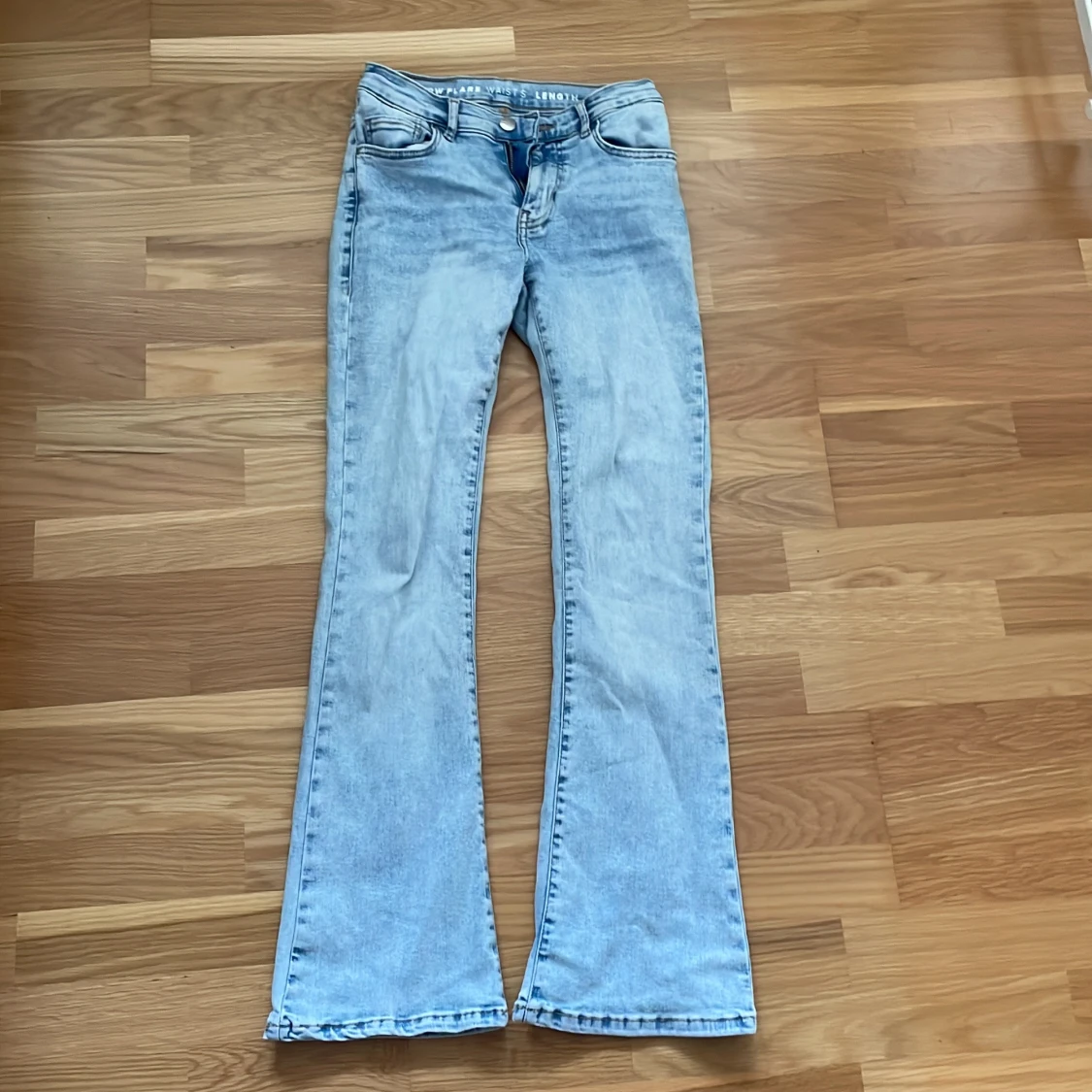 Ljusblå bootcut jeans