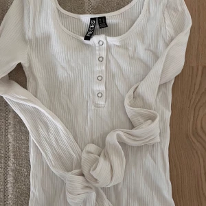 Vit ribbad långärmad tröja  - Superskön vit långärmad tröja från Nelly