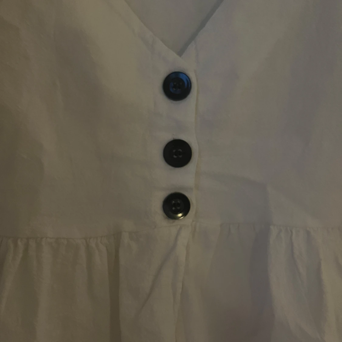 Vit blus med volang och knappar - 2