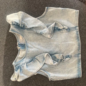 Jeanstopp med volang från g perfect jeans - Säljer en ljusblå ärmlös jeanstopp från g perfect jeans i storlek M.