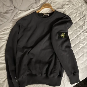 Stone island sweatshirt mörkgrå  - Mörkgrå sweatshirt från Stone Island. Den är storlek S men skulle funka på någon som bär M. Hör av er om ni har frågor.