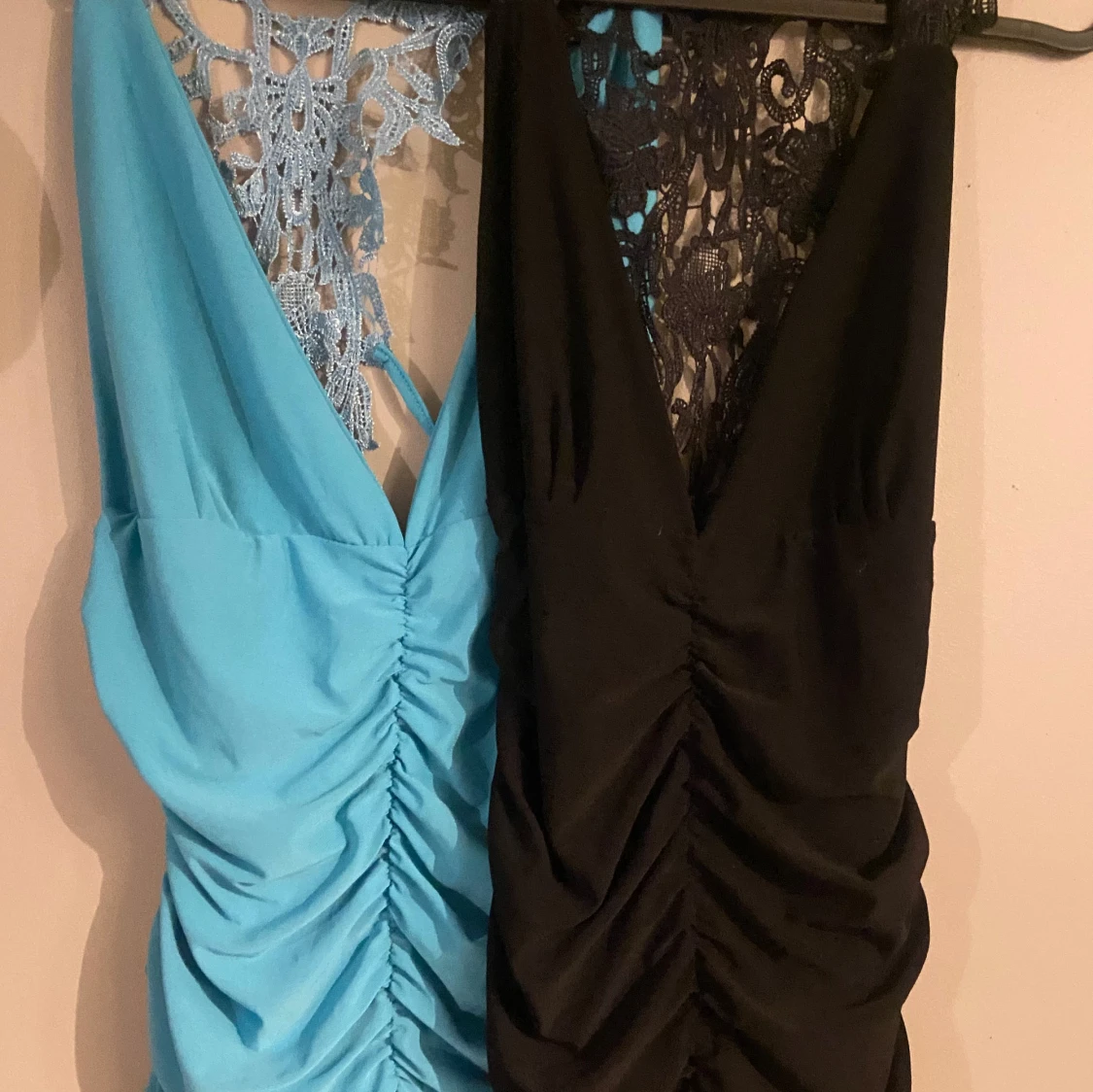 Två fest toppar med spetsrygg