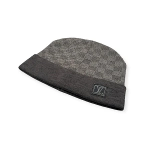 Louis Vuitton Mössa - Lätt använd bra sick. Storlek One Size. Kan frakta eller mötas i Stockholm. Postar inom 24 timmar