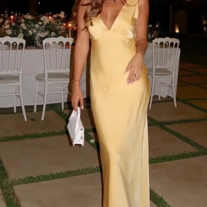 Gul långklänning från Meshki  - Så snygg gul långklänning från Meshki i strl xs! Aldrig använd då den inte passade mig så fick köpa en annan storlek💛 