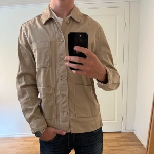 These Glory Days Overshirt beige  - Säljer denna sjukt snygga Overshirten från These Glory Days⭐️ Färgen är beige och storleken är M✅ Overshirten har inga defekter och skicket är utomordentligt🙌🤝 Sjukt najs passform och passar perfekt till hösten🍁🙌 Tveka inte på att höra av er dig vid minsta fråga eller fundering😊