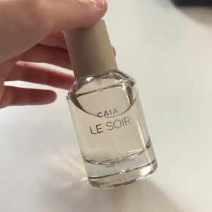CAIA Le Soir Hair Perfume - Fräsch och stilren hårparfym från CAIA i doften Le Soir. Doftar otroligt fräscht och gott, kommer tyvärr inte till användning 😊