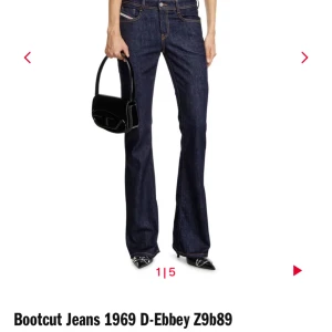 Diesel bootcut jeans - Jättefina mörkblåa Diesel bootcut jeans storlek W25 L32 som jag måste sälja för att de tyvärr blivit för små. Modellen är 1969 D-Ebbey💕. Första bilden är från Diesels hemsida. Nypris: 1500 kr