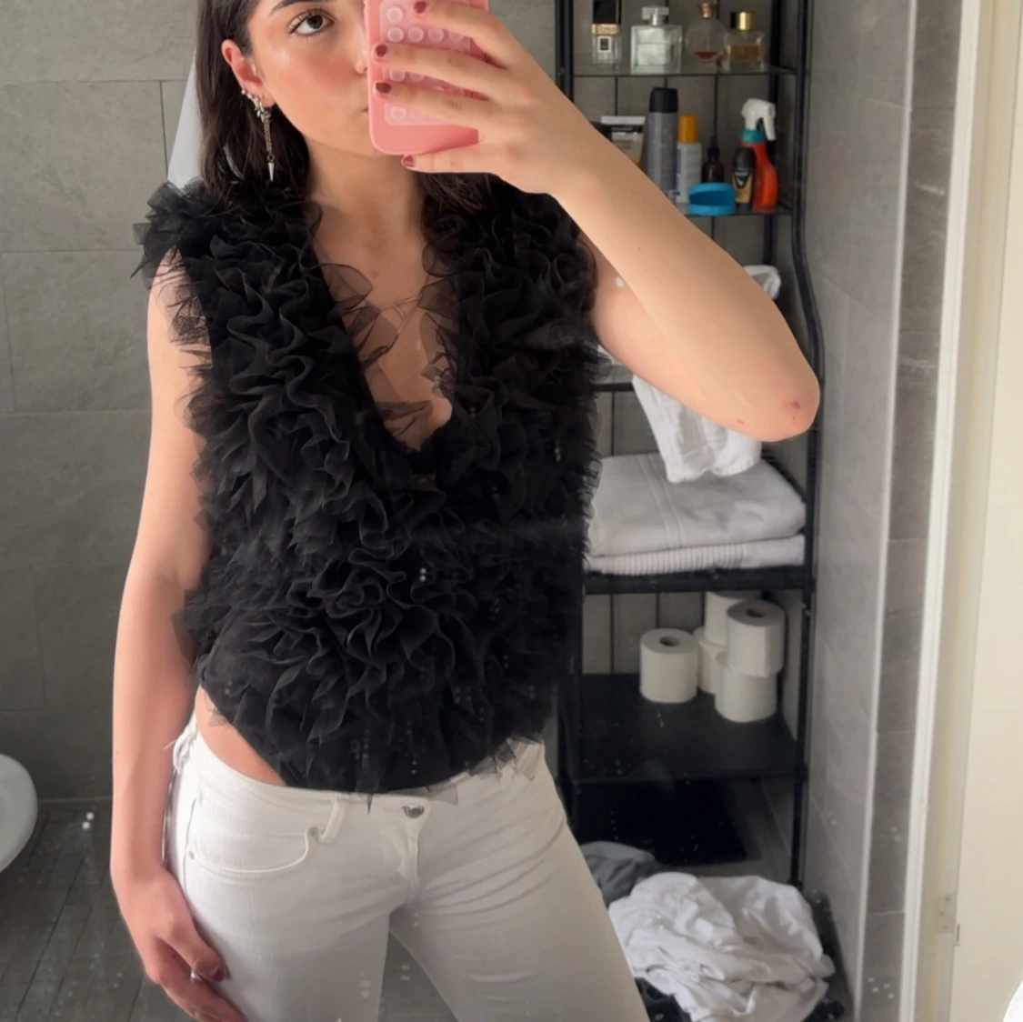 Svart volangväst med v-ringning