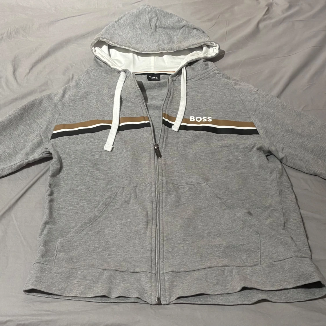 Grå hoodie med dragkedja från BOSS