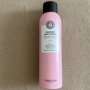 Shaping Heat Spray från Maria Nila -  Värmeskyddsspray från Maria Nila. Sprayen är vegansk och skyddar håret mot värme vid styling. Flaskan rymmer 250 ml och är använd 2 gånger. Ord pris 309kr