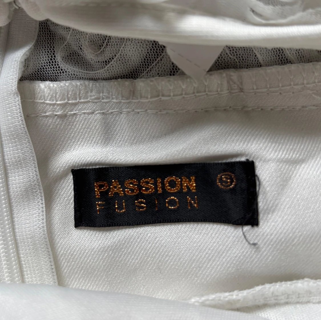 Vit kortklänning med rosmönstrad överdel - 4