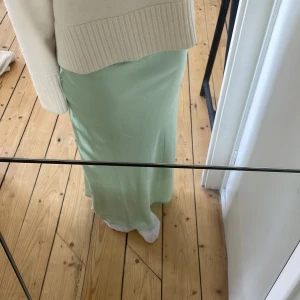 Grön satinkjol - Så fin kjol från Bianca’s gamla kollektion med Nelly, i storlek 36 men skulle mer säga xs