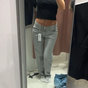 Gina tricot Low straight jeans - Säljer dessa gråa jeans från Gina i modellen ”Low straight jeans”. Helt oanvända men ingen prislapp kvar, köpte de förra sommaren. 