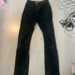 Svarta jeans från Crocker X-331 - Säljer ett par svarta jeans från Crocker, modell X-331. Jeansen har klassisk femficksdesign, raka ben och normal passform. Tillverkade i 100% bomull och har läderpatch med logga bak i midjan. 