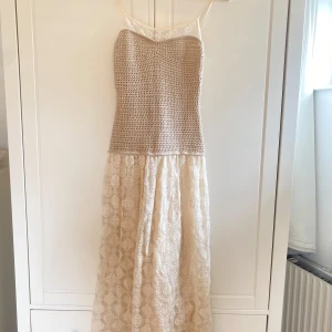 Fin sommarklänning  - Säljer min super gulliga och fina klänning från zara som jag köpte till midsommar 2023 men har tyvärr inte använt den något efter det. Hur gullig som helst 😍