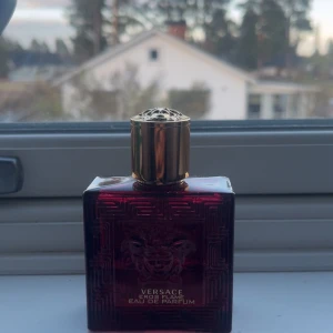 Versace Eros Flame Eau de Parfum - Säljer en lyxig parfym från Versace, Eros Flame Eau de Parfum. Flaskan är fyrkantig i mörkröd glas med guldigt lock och Versaces ikoniska Medusa-huvud på framsidan. Det är cirka 36 cl kvar och parfymen håller väldigt bra! Lukten är perfekt för alla årstider och rekommenderar 2-3 sprut då den är lite stark. Boxen är tyvärr borta.