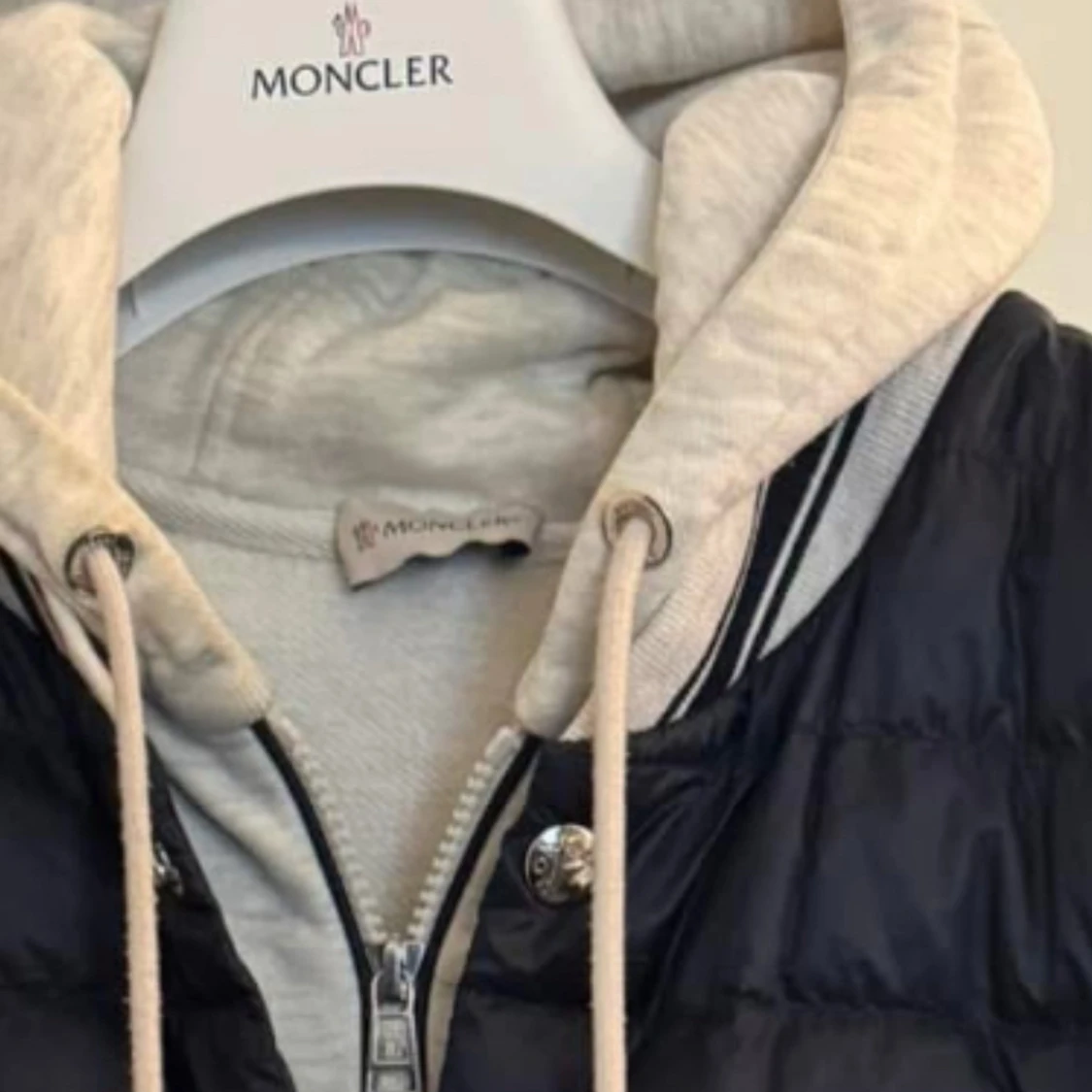 Svart pufferjacka med grå luvärm från Moncler - 2