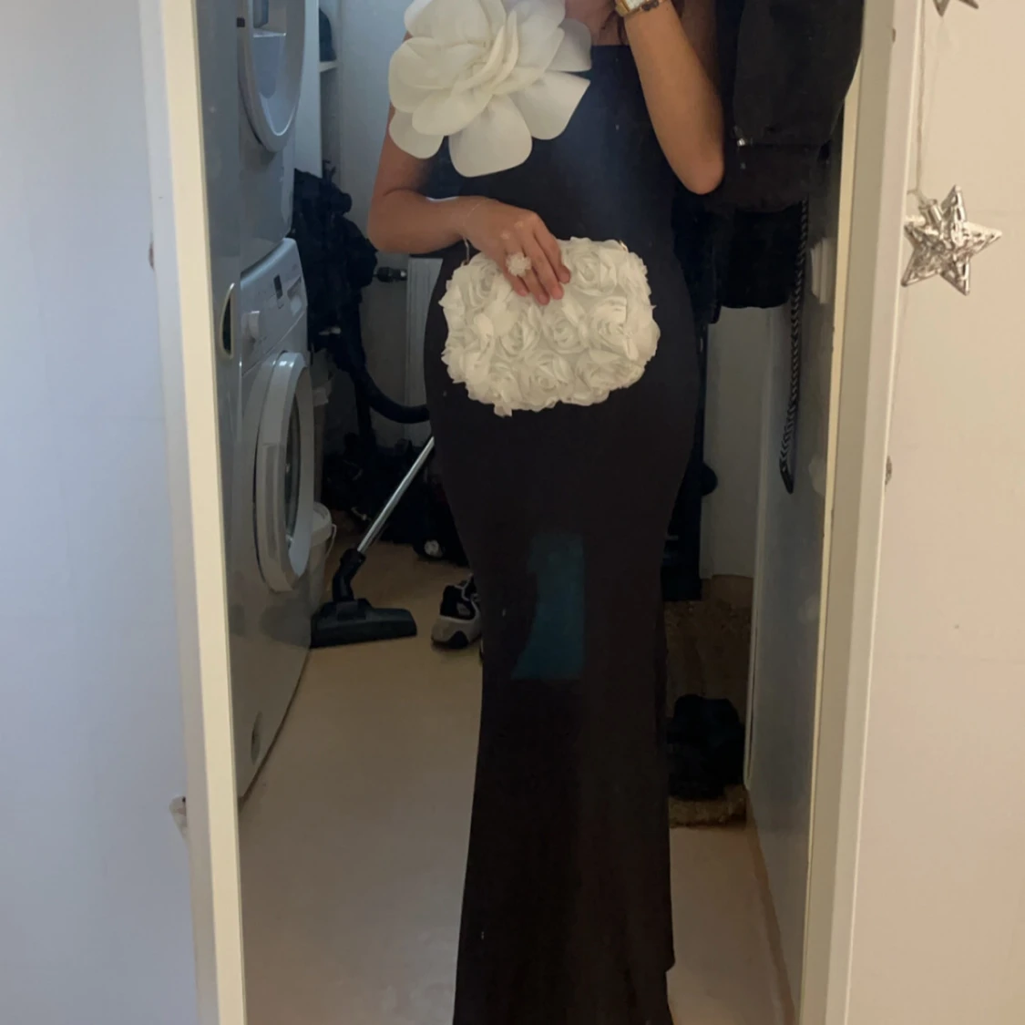 Svart långklänning med stora vita blommor - 1