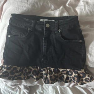 Svart jeanskjol med volang och leopardvolang❣️ - Jättesnygg jeanskjol! Säljer eftersom den är för liten. Skriv för mått eller frågor❤️‍🔥