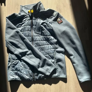 Parajumper Cardigan  - Säljer nu en sjukt fet parajumper cardigan i storlek (L). Den är i väldigt fint skick och är sparsamt använd. Perfekt nu till sommarkvällar men även till hösten🙌(nypris 3-4k) skriv för fler bilder😉