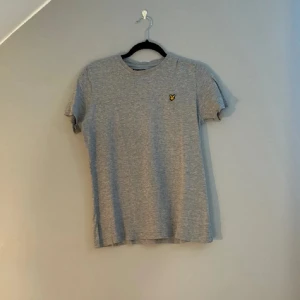 Lyle & Scott T-shirt  - Säljer en klassisk grå t-shirt från Lyle & Scott i storlek 158-164. Passar som xs i vuxenstorlek