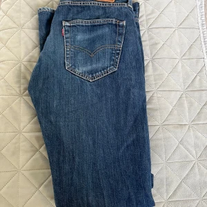 Levis jenas 501 - Säljer nu ett par riktigt feta 501 med snygg färg och småtals slitningar ( bara höra av sig vid frågor )skick är 7/10 storlek 31/32