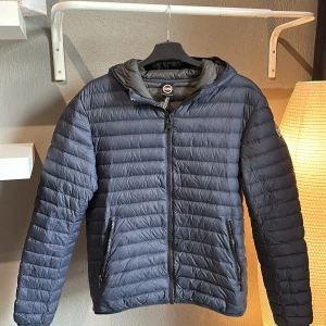 Colmar jacka  - Ett riktigt fet colmar jacka i storlek 48 och den passar dig som är mellan 165-175cm. Den är riktigt najs nu till kyligare dagar och kvällar nu i sommar, om du har någon fundering så hör av dig🤩🤩