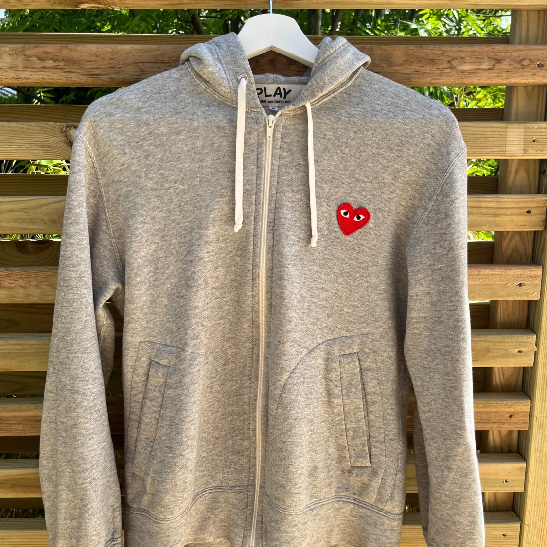 Grå hoodie från Comme des Garçons Play