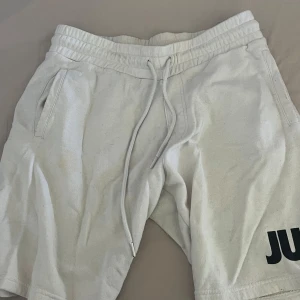 Mjukis shorts - sköna längre shorts från new yorker med tryck på ena sidan, fickor på båda sidorna och en där back pluss ett snöre. knappt aldrig använda men dom är lite noppriga. 