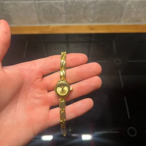 Guldklocka  - Helt oanvänd klocka med justerbart armband och nytt batteri. Den är gjort av 100% rostfrittstål. Armbandet justera du lätt hemma med hjälp av en nål. 