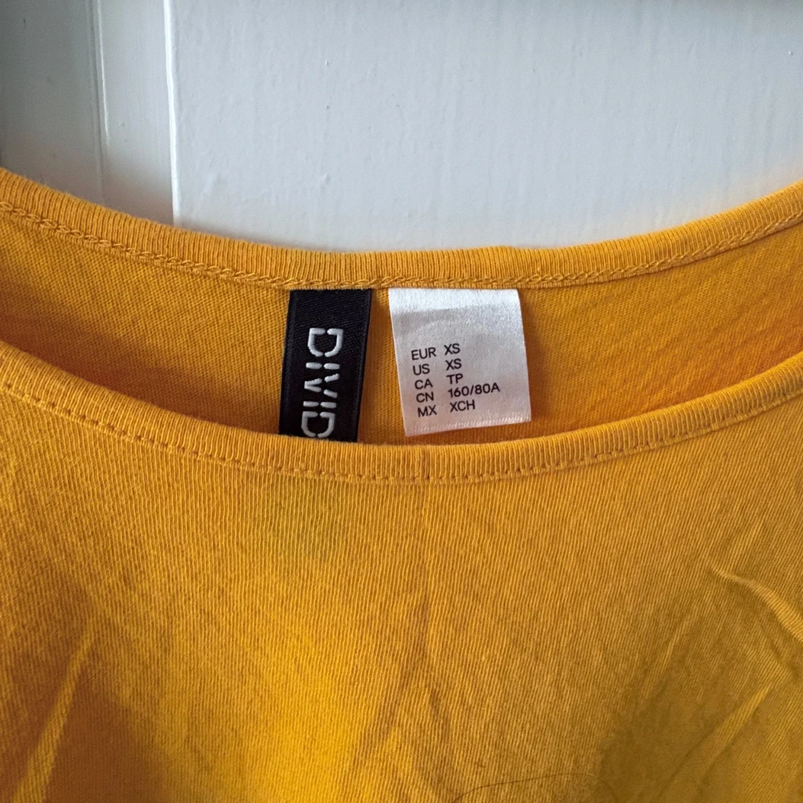 Gul croppad linnetopp med Houston-tryck från Divided - 2