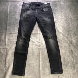 Dondup ritchie jeans med slitningar  - Mycket fint skick | mått, midja 41 längd 102 | nypris 3000 mitt 699 | 