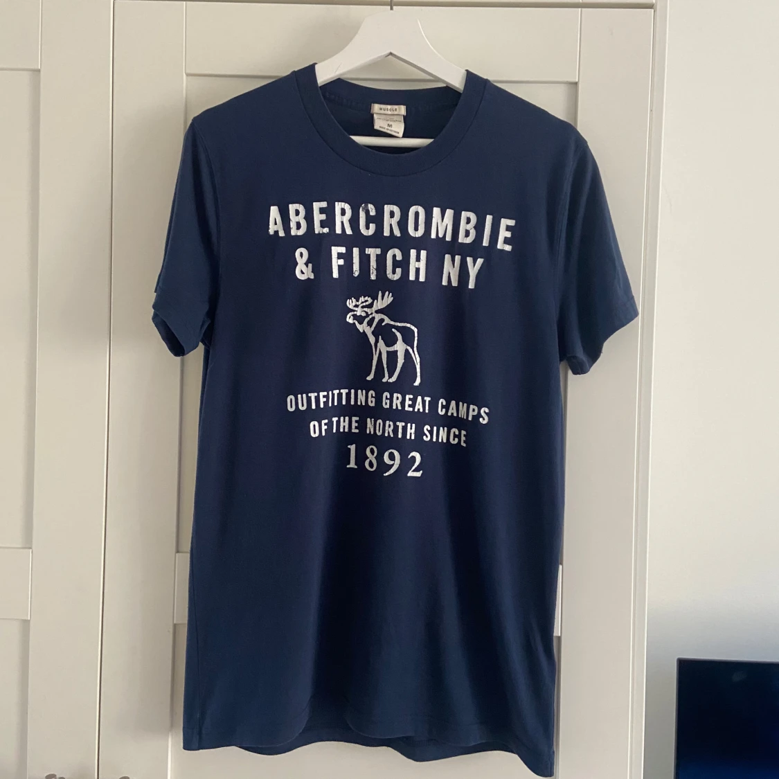 Mörkblå t-shirt från Abercrombie & Fitch