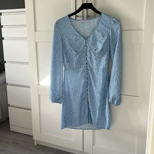 Klänning  - Säljer denna super fina blåa klänningen från Nelly då den är för liten. 