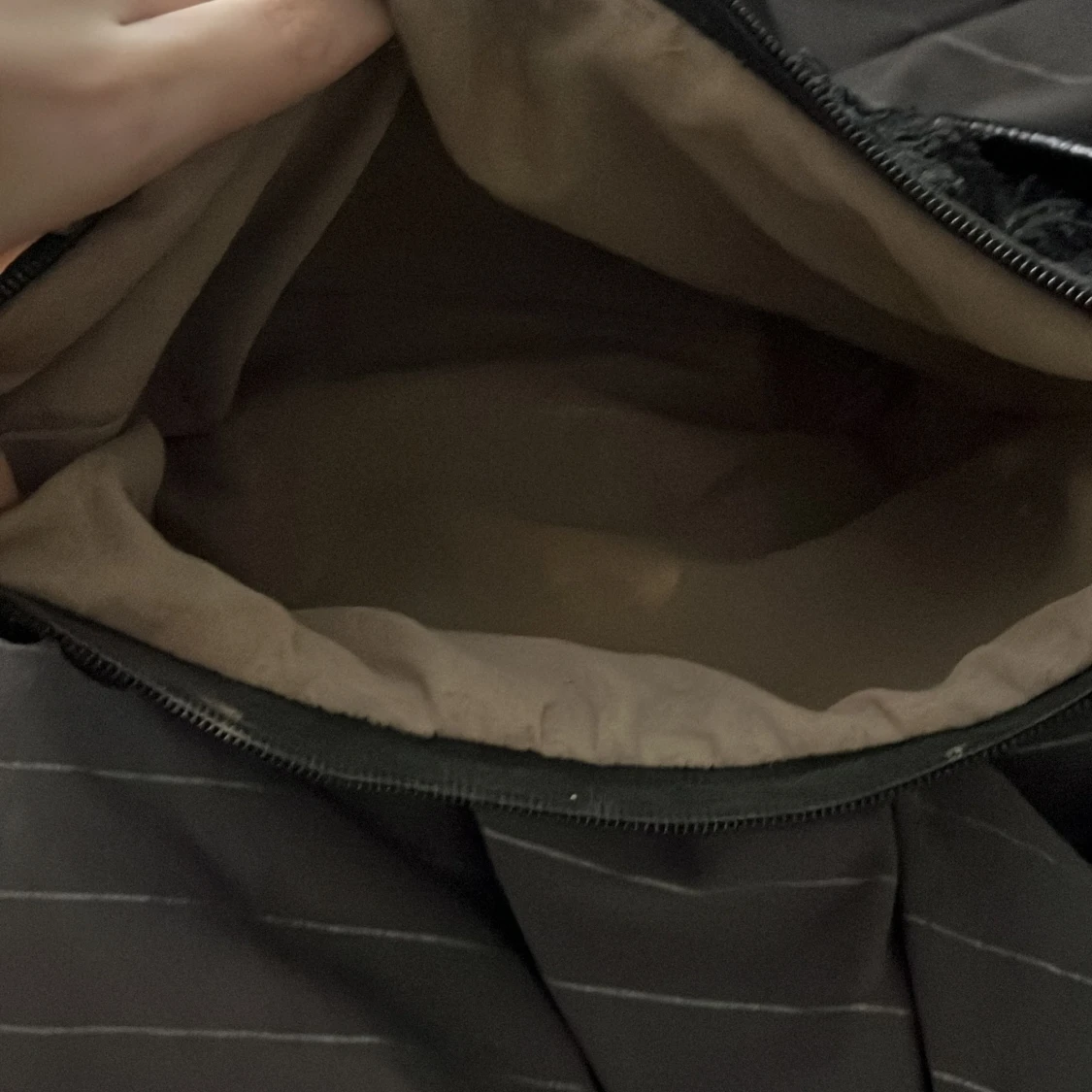 Svart axelväska med struktur - 1