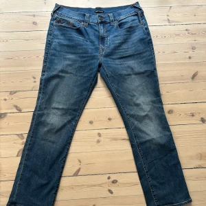 True religion jeans - Asfeta true religion jeans i snygg tvätt! I bra condition, knappt använda   Storlek: 36 men passar 34   Jag är 191 och väger 86 kg